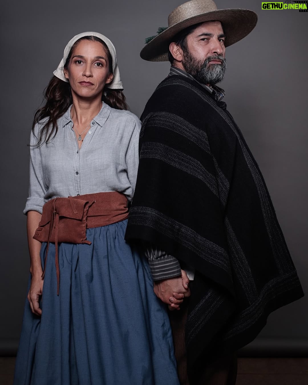 Lorena Capetillo - 1.8K Likes - Mi familia♥️
@vaneperic es Violeta, hija de Maria.
@robertoelfari , Buenaventura. Padre de Violeta.
María. Un nuevo personaje en mi vida.
Miércoles 17 de Julio/ ESTRENO
“El Señor de la Querencia”
