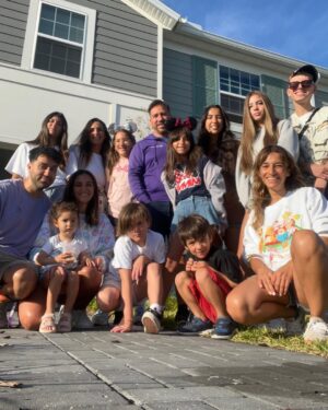 Lorena Capetillo Instagram - Días sin calendario. 
Hemos estado paseando por calles bien bulliciosas, y por otras muy quietas. Museos, castillos, playas, galerías de ropa usada…les dejé un dato muy bonito en las historias, para que lo disfruten! Lo que más valoro: viajar en familia, creo que es un tesoro. Amo poder acumular recuerdos en el corazón! 
🌊 
#vacaciones #familia #amor #playa  #SunnyIsles #MiamiMeLoConfirmo
#DiaDeLaFelicidadAtrasado pero siempre celebrado!