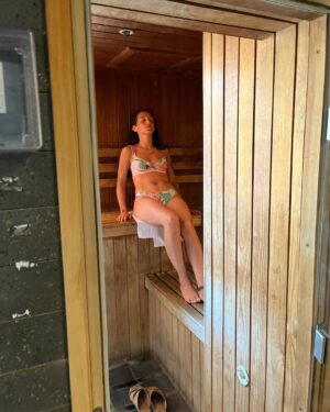 Lorena Capetillo Instagram - El paraíso está en atesorar momentos…conversar y conversar y conversar…llorar a carcajadas y tener ricos silencios…aprovechar a la Palo que se va pronto…emprende vuelo a por sus sueños :) A mi amiga noble de mirada chinchosa, mujer que escucha y habla con el corazón…gracias amiga por abrazar contra el viento, por sanar heridas y hermosear cicatrices, por saborear la vida y detener el tiempo 🌱
#ElParaisoEstaEn @enjoy_santiago …lugar para coleccionar preciosos momentos :)