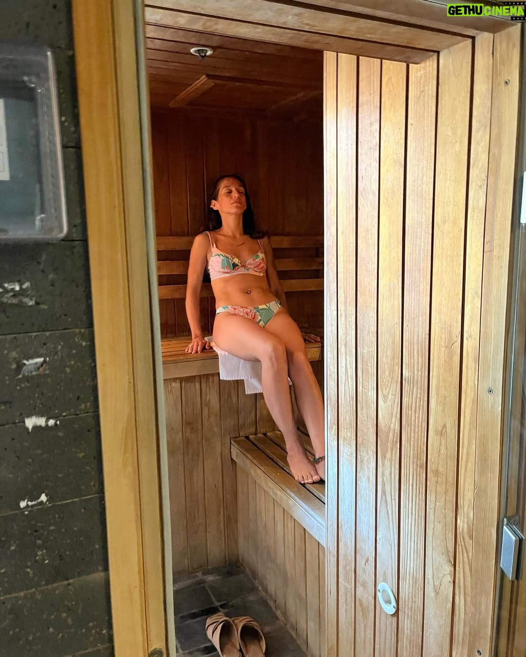 Lorena Capetillo - 2.5K Likes - El paraíso está en atesorar momentos…conversar y conversar y conversar…llorar a carcajadas y tener ricos silencios…aprovechar a la Palo que se va pronto…emprende vuelo a por sus sueños :) A mi amiga noble de mirada chinchosa, mujer que escucha y habla con el corazón…gracias amiga por abrazar contra el viento, por sanar heridas y hermosear cicatrices, por saborear la vida y detener el tiempo 🌱
#ElParaisoEstaEn @enjoy_santiago …lugar para coleccionar preciosos momentos :)