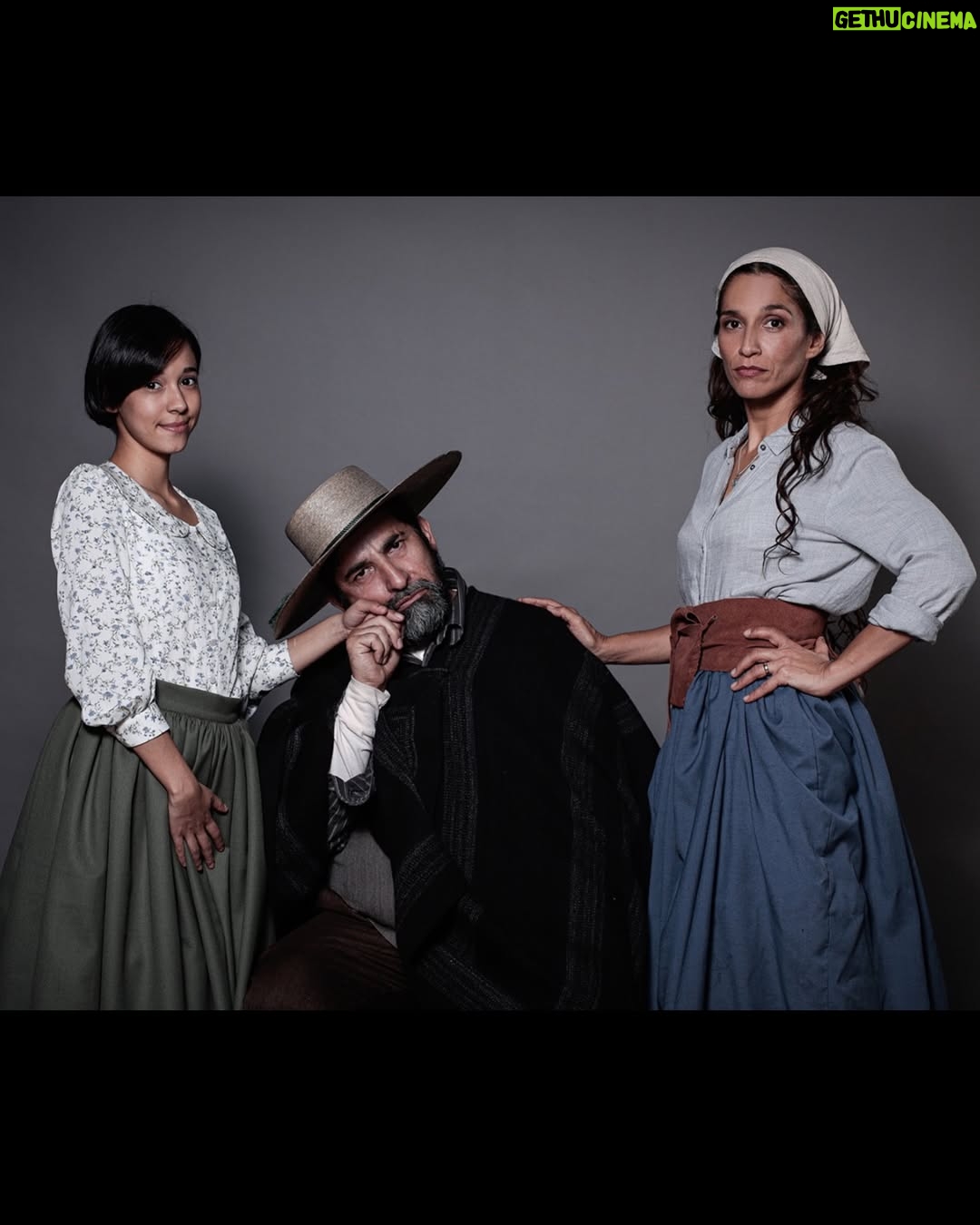Lorena Capetillo - 1.8K Likes - Mi familia♥️
@vaneperic es Violeta, hija de Maria.
@robertoelfari , Buenaventura. Padre de Violeta.
María. Un nuevo personaje en mi vida.
Miércoles 17 de Julio/ ESTRENO
“El Señor de la Querencia”