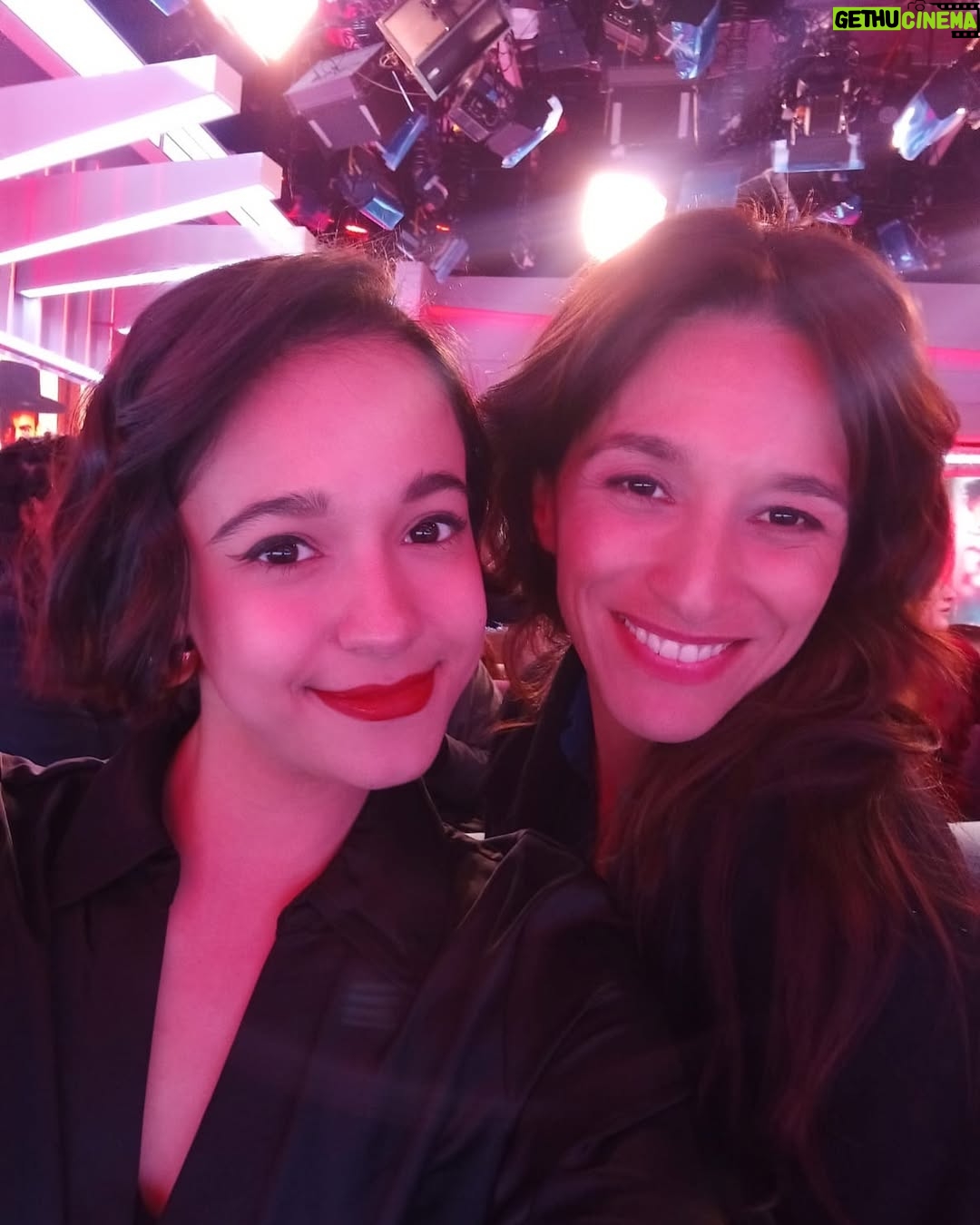 Lorena Capetillo - 3.2K Likes - Aquí, cuando viajamos en el tiempo al presente con la hija…
Que grandiosa es la @vaneperic / Actriz laboriosa, apasionada, persistente, comprometida, talentosa, risueña, ridícula y buena persona…cuando la vida hace regalos en el día a día ♥️✨☺️
Que bello personaje es la Violeta en El Señor de la Querencia, si o no..?
