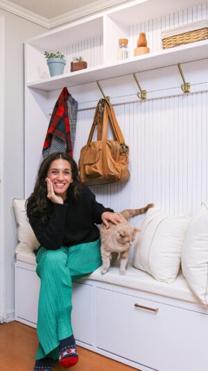 Lorena Capetillo Instagram - A todos nos ha pasado que sentimos que al entrar a nuestra casa falta un lugar donde dejar cosas como llaves, zapatos y abrigos. Es por eso que con nuestra querida @lorenacapetillo creamos este rack recibidor que cumple con todas las funciones de lo que andaba buscando. Cotiza tu proyecto con nosotras 👀 … 
•
•
•
#recibidor #halldeentrada #muebledemadera #muebleamedida #recibidoresconencanto