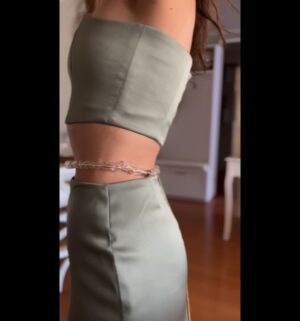 Lorena Capetillo Instagram - Vengo a agradecer una noche para mi muy especial! 

1. Traje verde menta, porque “el amor aumenta”
2. Diseño nacional de @prettysssoul. Hay algo mas bello que el diseñador sea tu hijo? Gracias Igna por cada detalle, tu preocupación, apoyo y cariño. Eres un genio.
3. Me encontré con la @romicapetillo 
4. Gracias hermana por estar conmigo anoche. Además vestida de @_santadiabla estabas ESPLÉNDIDA!
5. Glinda y Elphaba. Una y mil veces felicitaciones grandiosa @vaneperic 
6. El gran team de @9magazinecl 
7. @theglasslab.cl , para mí ARTE en vidrio, sus creaciones son hermosas!! 

Maquillaje por la talentosa @ainoagonzalez.mua 
Zapatos, diseño nacional de la seca  @zapatoskarensapiain 

Gracias a tod@s por involucrarse con tanto cariño y compromiso :) Gracias a mi hija Lau que estuvo fiel en cada paso, gracias princesa por tu nobleza. 
Disfrute mucho de los @premioscaleuche de @somoschileactores , para mí una fiesta donde podemos honrarnos y destacar el valor del trabajo de compañer@s y producciones que son parte de nuestra cultura y que producen conversaciones a partir de grandes reflexiones. 
Les amo “respetable público”. Gracias por cada uno de sus mensajes. Acá fiel a seguir creando e interpretando con todo el corazón 🤗♥️✨