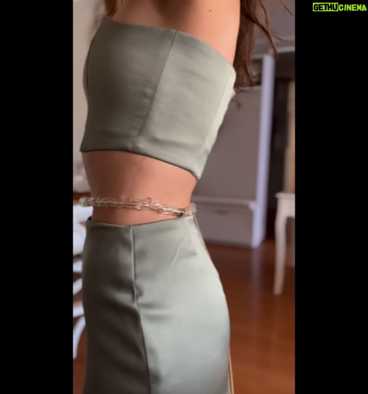 Lorena Capetillo - 4K Likes - Vengo a agradecer una noche para mi muy especial!
1. Traje verde menta, porque “el amor aumenta”
2. Diseño nacional de @prettysssoul. Hay algo mas bello que el diseñador sea tu hijo? Gracias Igna por cada detalle, tu preocupación, apoyo y cariño. Eres un genio.
3. Me encontré con la @romicapetillo
4. Gracias hermana por estar conmigo anoche. Además vestida de @_santadiabla estabas ESPLÉNDIDA!
5. Glinda y Elphaba. Una y mil veces felicitaciones grandiosa @vaneperic
6. El gran team de @9magazinecl
7. @theglasslab.cl , para mí ARTE en vidrio, sus creaciones son hermosas!!
Maquillaje por la talentosa @ainoagonzalez.mua
Zapatos, diseño nacional de la seca @zapatoskarensapiain
Gracias a tod@s por involucrarse con tanto cariño y compromiso :) Gracias a mi hija Lau que estuvo fiel en cada paso, gracias princesa por tu nobleza.
Disfrute mucho de los @premioscaleuche de @somoschileactores , para mí una fiesta donde podemos honrarnos y destacar el valor del trabajo de compañer@s y producciones que son parte de nuestra cultura y que producen conversaciones a partir de grandes reflexiones.
Les amo “respetable público”. Gracias por cada uno de sus mensajes. Acá fiel a seguir creando e interpretando con todo el corazón 🤗♥️✨