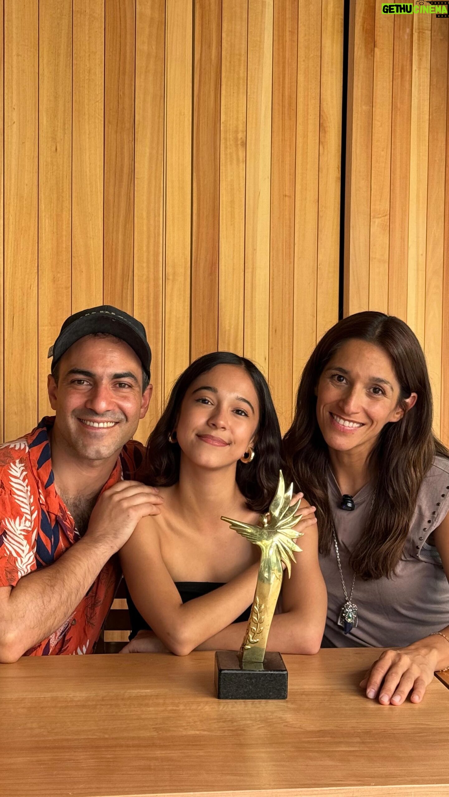 Lorena Capetillo - 2K Likes - ¡Que fuerte! Conversamos con las nominadas a @premioscaleuche Lorena Capetillo @lorenacapetillo , Vanesa Peric @vaneperic y Gabriel Cañas @gabrielcanasg sobre toda la experiencia del remake de “El señor de la Querencia”. Fue muy fuerte esta conversación en donde conectamos con el trabajo interpretativo de representar una violencia brutal... en 2024. Por esto conversamos de la coordinación de intimidad, de los acuerdos entre artistas y de cómo enfrentó el elenco esta historia tan fuerte. Resultó muy emocionante saber qué la contención entre ellas y ellos fue clave. Ahora no piensen que todo fue muy fuerte, también nos reímos mucho y lo pasamos increíble. Es que Gabo, Vane y Lore son lo máximo.
Te invitamos a disfrutar de este tremendo capítulo de nuestro podcast con @cataolcay y @yapojuampi ya disponible en nuestro canal de Youtube.com/@somoschileactores . ¡Te esperamos!