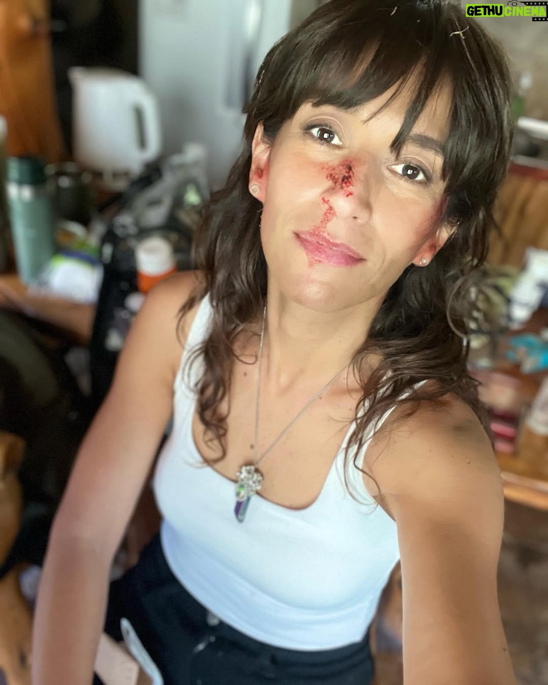 Lorena Capetillo - 11.6K Likes - Así fue la última jornada de Alicia :)
La mente humana no deja de sorprenderme, sus lugares pantanosos tampoco…
Cuando un ser humano habita la oscuridad de las obsesiones a partir de traumas no resueltos, parece ser una pesadilla, un veneno que recorre el cuerpo, que hace creer que no se puede despertar…
Gracias @nicolas_alemparte y @bdellaschiava por la impecable dirección y conversaciones ante cada una de mis preguntas 😆
Al equipo completo. A mis compañeros en el set, cada escena se descubre junto a ell@s y por más que preparas cosas en casa, llegas a grabar y todos los estímulos desatan una creación completamente nueva…eso es magia.
Gracias @pillanes por escribir sin límites, y crear un universo de personajes llenos de candor y oscuridad …es la humanidad, no..?
Gracias @camilamakeup por dejarme espectacularmente destruida
Gracias @draloretoneves por acompañarme en la última parte del camino y construir este peak de obsesiones y comportamientos sicopaticos juntas ✨🤗
Ame a esta mujer atrapada.
Muchas veces pensé…quizás, solo si quizás hubiese sido tratada con un poquito más de dignidad , quizás, todo hubiese sido diferente…
En una parte del camino me angustio pensar que alguien crea que no hay salida para resolver algo en la vida …porque quiero creer que la hay. Hay salida…si necesitas ayuda no dudes en pedirla. Hay espacios que ofrecen servicios gratuitos de salud mental en internet…
En cuanto a la infidelidad, el porcentaje en Chile es alto. Fueron muchas personas que se me acercaron o me escribieron para hablarme de que ellas eran Alicia, o tenían a alguien así en la familia…
No es que no deba existir el matrimonio. La reflexión en torno a esto es honda, y da para que nos sentemos a hablar mucho rato…
Cada vez más me convenzo de lo suaves que tenemos que ser los seres humanos entre nosotros…en la intimidad tratarnos con suavidad el alma…sobre todo en los momentos más difíciles…
Gracias a uds por ver esta teleserie cada noche, espero que la sigan disfrutando hasta el final ♥️🤗