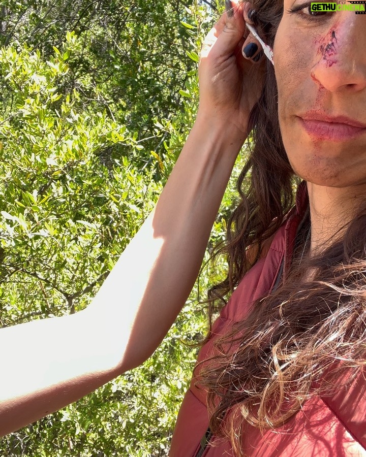 Lorena Capetillo - 11.6K Likes - Así fue la última jornada de Alicia :)
La mente humana no deja de sorprenderme, sus lugares pantanosos tampoco…
Cuando un ser humano habita la oscuridad de las obsesiones a partir de traumas no resueltos, parece ser una pesadilla, un veneno que recorre el cuerpo, que hace creer que no se puede despertar…
Gracias @nicolas_alemparte y @bdellaschiava por la impecable dirección y conversaciones ante cada una de mis preguntas 😆
Al equipo completo. A mis compañeros en el set, cada escena se descubre junto a ell@s y por más que preparas cosas en casa, llegas a grabar y todos los estímulos desatan una creación completamente nueva…eso es magia.
Gracias @pillanes por escribir sin límites, y crear un universo de personajes llenos de candor y oscuridad …es la humanidad, no..?
Gracias @camilamakeup por dejarme espectacularmente destruida
Gracias @draloretoneves por acompañarme en la última parte del camino y construir este peak de obsesiones y comportamientos sicopaticos juntas ✨🤗
Ame a esta mujer atrapada.
Muchas veces pensé…quizás, solo si quizás hubiese sido tratada con un poquito más de dignidad , quizás, todo hubiese sido diferente…
En una parte del camino me angustio pensar que alguien crea que no hay salida para resolver algo en la vida …porque quiero creer que la hay. Hay salida…si necesitas ayuda no dudes en pedirla. Hay espacios que ofrecen servicios gratuitos de salud mental en internet…
En cuanto a la infidelidad, el porcentaje en Chile es alto. Fueron muchas personas que se me acercaron o me escribieron para hablarme de que ellas eran Alicia, o tenían a alguien así en la familia…
No es que no deba existir el matrimonio. La reflexión en torno a esto es honda, y da para que nos sentemos a hablar mucho rato…
Cada vez más me convenzo de lo suaves que tenemos que ser los seres humanos entre nosotros…en la intimidad tratarnos con suavidad el alma…sobre todo en los momentos más difíciles…
Gracias a uds por ver esta teleserie cada noche, espero que la sigan disfrutando hasta el final ♥️🤗