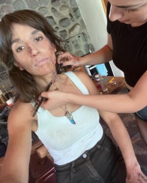 Lorena Capetillo Instagram - Así fue la última jornada de Alicia :)

La mente humana no deja de sorprenderme, sus lugares pantanosos tampoco…
Cuando un ser humano habita la oscuridad de las obsesiones a partir de traumas no resueltos, parece ser una pesadilla, un veneno que recorre el cuerpo, que hace creer que no se puede despertar…
Gracias @nicolas_alemparte  y @bdellaschiava por la impecable dirección y conversaciones ante cada una de mis preguntas 😆
Al equipo completo. A mis compañeros en el set, cada escena se descubre junto a ell@s y por más que preparas cosas en casa, llegas a grabar y todos los estímulos desatan una creación completamente nueva…eso es magia. 
Gracias @pillanes por escribir sin límites, y crear un universo de personajes llenos de candor y oscuridad …es la humanidad, no..?
Gracias @camilamakeup por dejarme espectacularmente destruida
Gracias @draloretoneves por acompañarme en la última parte del camino y construir este peak de obsesiones y comportamientos sicopaticos juntas ✨🤗

Ame a esta mujer atrapada. 
Muchas veces pensé…quizás, solo si quizás hubiese sido tratada con un poquito más de dignidad , quizás, todo hubiese sido diferente…

En una parte del camino me angustio pensar que alguien crea que no hay salida para resolver algo en la vida …porque quiero creer que la hay. Hay salida…si necesitas ayuda no dudes en pedirla. Hay espacios que ofrecen servicios gratuitos de salud mental en internet…

En cuanto a la infidelidad, el porcentaje en Chile es alto. Fueron muchas personas que se me acercaron o me escribieron para hablarme de que ellas eran Alicia, o tenían a alguien así en la familia…
No es que no deba existir el matrimonio. La reflexión en torno a esto es honda, y da para que nos sentemos a hablar mucho rato…

Cada vez más me convenzo de lo suaves que tenemos que ser los seres humanos entre nosotros…en la intimidad tratarnos con suavidad el alma…sobre todo en los momentos más difíciles…

Gracias a uds por ver esta teleserie cada noche, espero que la sigan disfrutando hasta el final ♥️🤗