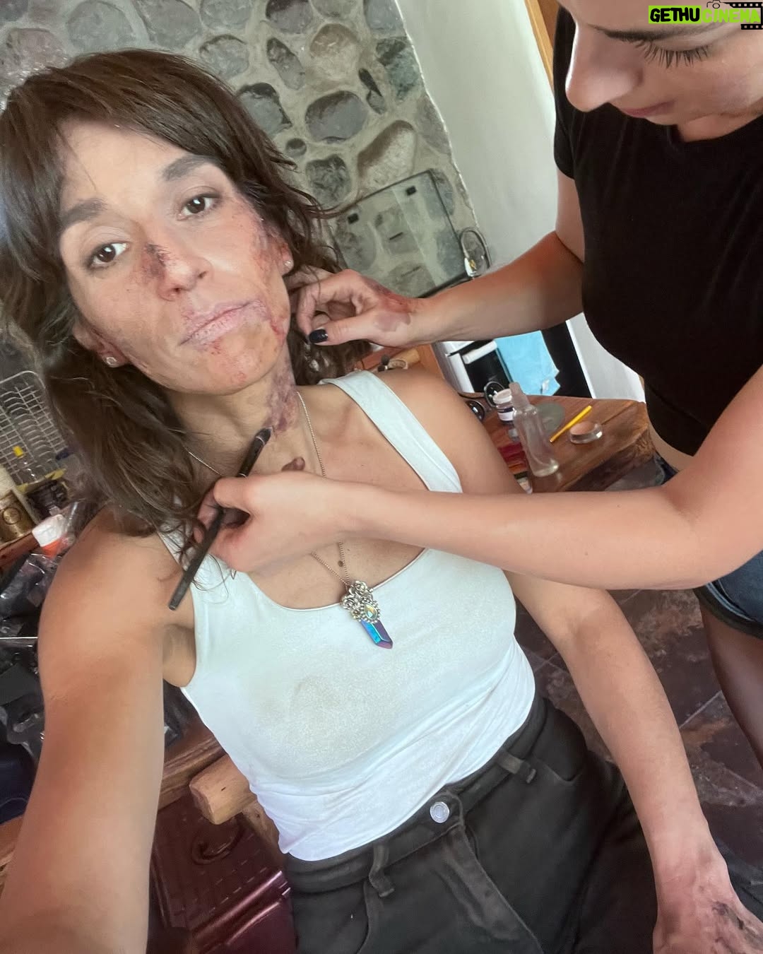 Lorena Capetillo - 11.6K Likes - Así fue la última jornada de Alicia :)
La mente humana no deja de sorprenderme, sus lugares pantanosos tampoco…
Cuando un ser humano habita la oscuridad de las obsesiones a partir de traumas no resueltos, parece ser una pesadilla, un veneno que recorre el cuerpo, que hace creer que no se puede despertar…
Gracias @nicolas_alemparte y @bdellaschiava por la impecable dirección y conversaciones ante cada una de mis preguntas 😆
Al equipo completo. A mis compañeros en el set, cada escena se descubre junto a ell@s y por más que preparas cosas en casa, llegas a grabar y todos los estímulos desatan una creación completamente nueva…eso es magia.
Gracias @pillanes por escribir sin límites, y crear un universo de personajes llenos de candor y oscuridad …es la humanidad, no..?
Gracias @camilamakeup por dejarme espectacularmente destruida
Gracias @draloretoneves por acompañarme en la última parte del camino y construir este peak de obsesiones y comportamientos sicopaticos juntas ✨🤗
Ame a esta mujer atrapada.
Muchas veces pensé…quizás, solo si quizás hubiese sido tratada con un poquito más de dignidad , quizás, todo hubiese sido diferente…
En una parte del camino me angustio pensar que alguien crea que no hay salida para resolver algo en la vida …porque quiero creer que la hay. Hay salida…si necesitas ayuda no dudes en pedirla. Hay espacios que ofrecen servicios gratuitos de salud mental en internet…
En cuanto a la infidelidad, el porcentaje en Chile es alto. Fueron muchas personas que se me acercaron o me escribieron para hablarme de que ellas eran Alicia, o tenían a alguien así en la familia…
No es que no deba existir el matrimonio. La reflexión en torno a esto es honda, y da para que nos sentemos a hablar mucho rato…
Cada vez más me convenzo de lo suaves que tenemos que ser los seres humanos entre nosotros…en la intimidad tratarnos con suavidad el alma…sobre todo en los momentos más difíciles…
Gracias a uds por ver esta teleserie cada noche, espero que la sigan disfrutando hasta el final ♥️🤗