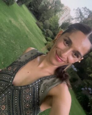 Lorena Capetillo Instagram - Primer día/primer mes 2025! 
Así que parto agradeciendo por TODO. Lo que gusto y lo que dolió.
Lo que valoro y lo que tengo que aprender a cuidar más.
Este es un nimio resumen de las fiestas que me llenaron el corazón de sereno. 
Y este nuevo comienzo que nos abra más el pecho para que aprendamos a recibir todo lo bueno y desechando todo lo que nos aparte del verdadero propósito de la vida, andemos el camino confiados de que todo nos ayuda a bien :) tengo ganas de este nuevo año :) Y espero que uds tb! Que las penas se las lleve el viento y nos deje su silencio donde el duelo interno y la aceptación todo lo sanan, que las alegrías nos envuelvan en risas que nos eleven día a día! Que andemos en equilibrio, ni lo uno ni lo otro, si no con sabiduría integrando…abrazando…detenernos cuando sea sabio, acelerar cuando haya que ser raudo…en fin…a la vida con mucho respeto ir escuchando…♥️
Fue un hermoso cierre de año 🙏🏼✨
Sintiendo este sereno…
Sonriendo este sereno…☺️✨
#Feliz2025 !!!!!