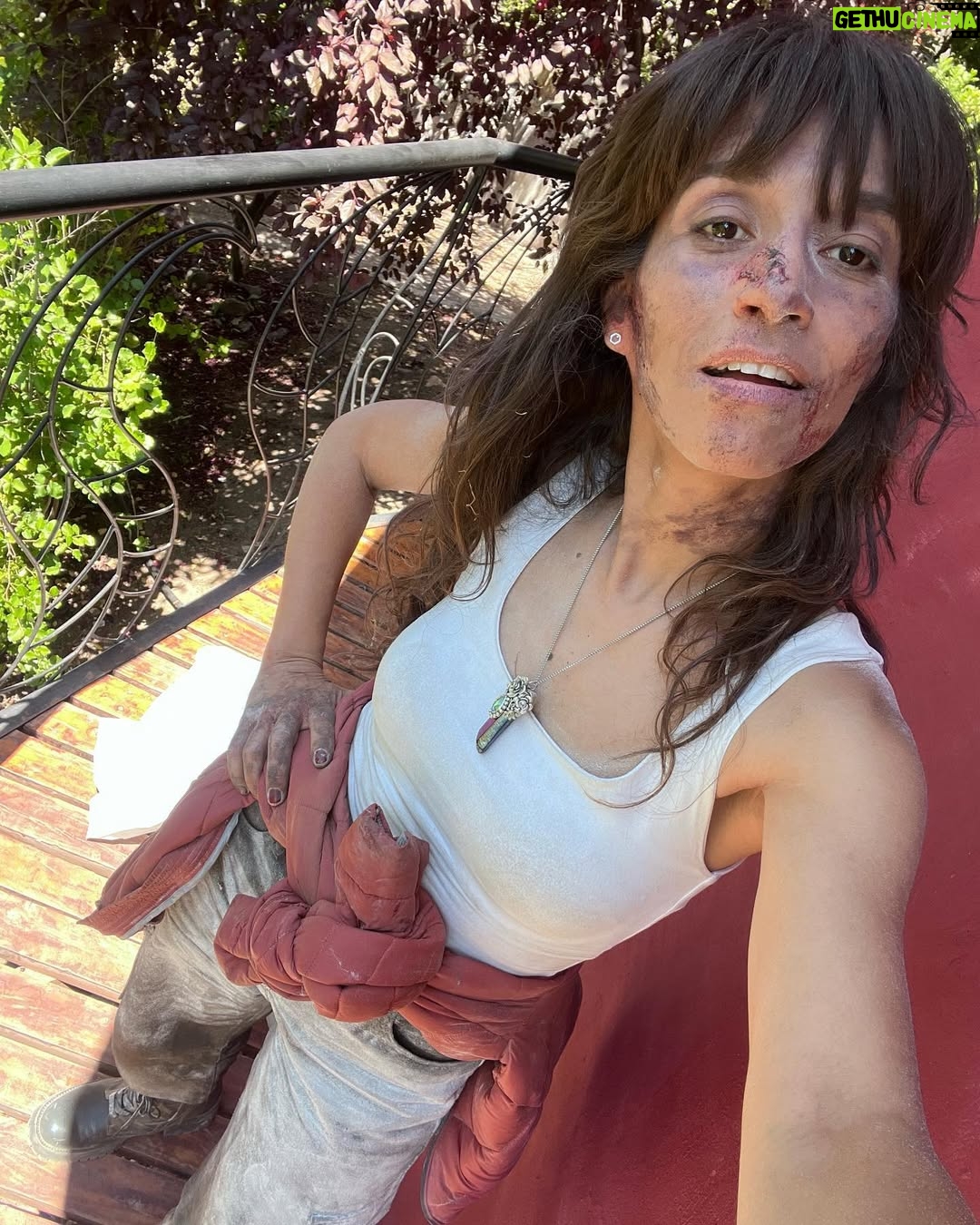 Lorena Capetillo - 11.6K Likes - Así fue la última jornada de Alicia :)
La mente humana no deja de sorprenderme, sus lugares pantanosos tampoco…
Cuando un ser humano habita la oscuridad de las obsesiones a partir de traumas no resueltos, parece ser una pesadilla, un veneno que recorre el cuerpo, que hace creer que no se puede despertar…
Gracias @nicolas_alemparte y @bdellaschiava por la impecable dirección y conversaciones ante cada una de mis preguntas 😆
Al equipo completo. A mis compañeros en el set, cada escena se descubre junto a ell@s y por más que preparas cosas en casa, llegas a grabar y todos los estímulos desatan una creación completamente nueva…eso es magia.
Gracias @pillanes por escribir sin límites, y crear un universo de personajes llenos de candor y oscuridad …es la humanidad, no..?
Gracias @camilamakeup por dejarme espectacularmente destruida
Gracias @draloretoneves por acompañarme en la última parte del camino y construir este peak de obsesiones y comportamientos sicopaticos juntas ✨🤗
Ame a esta mujer atrapada.
Muchas veces pensé…quizás, solo si quizás hubiese sido tratada con un poquito más de dignidad , quizás, todo hubiese sido diferente…
En una parte del camino me angustio pensar que alguien crea que no hay salida para resolver algo en la vida …porque quiero creer que la hay. Hay salida…si necesitas ayuda no dudes en pedirla. Hay espacios que ofrecen servicios gratuitos de salud mental en internet…
En cuanto a la infidelidad, el porcentaje en Chile es alto. Fueron muchas personas que se me acercaron o me escribieron para hablarme de que ellas eran Alicia, o tenían a alguien así en la familia…
No es que no deba existir el matrimonio. La reflexión en torno a esto es honda, y da para que nos sentemos a hablar mucho rato…
Cada vez más me convenzo de lo suaves que tenemos que ser los seres humanos entre nosotros…en la intimidad tratarnos con suavidad el alma…sobre todo en los momentos más difíciles…
Gracias a uds por ver esta teleserie cada noche, espero que la sigan disfrutando hasta el final ♥️🤗