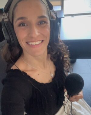 Lorena Capetillo Instagram - Feliz Día Del Trabajador y trabajadora radial! ♥️📻 
No es friday pero de la radio I’m in love :)
Hoy cumplo 14 años trabajando en la frecuencia modulada, un hogar de agua subterránea hermosa que me ha dado mucha vida, trabajando para servir, acompañar, conociendo a personas hermosas y viviendo grandes experiencias en las comunicaciones. Siempre GRACIAS a este noble medio por existir.
Espacio de profunda verdad.
Gracias a mi partner in love in the reidio @arabodenhofer por construir juntas, por vivir y respirar radio, eres la mejor compañera, generosa de alma y corazón, gracias por trabajar con dedicación para la audiencia, eres una seca, llena de ganas y profesionalismo, con gran destreza lo das todo, te admiro profundamente, gracias por enseñarme el camino de la risa día a día, y seguir comunicando e informando arte y cultura en nuestra querida casa radial @radio_13c 🧡
Gracias al equipo entero por hacer posible cada momento al aire día a día :) 
Feliz día a todxs los profesionales que se entregan día a día en esta misión y labor tan llena de propósito ✨
Gracias a uds, por sintonizarnos ✨
Gracias a AUDIOTECHNICA por ser parte de esta aventura y acompañarnos en nuestras grabaciones, podcast y radioteatro ✨
Solo gracias a la vida, que me ha dado tanta radio 💖
Les esperamos de lunes a viernes, de 5 a 6 pm en el 102.1  en nuestro programa “F A N A T I C A S” .
Nos sintonizamos el lunes!!!
#DiaDelTrabajadorRadial #Radio #FM #AM