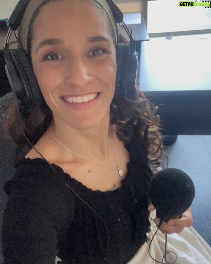 Lorena Capetillo - 1.8K Likes - Feliz Día Del Trabajador y trabajadora radial! ♥️📻
No es friday pero de la radio I’m in love :)
Hoy cumplo 14 años trabajando en la frecuencia modulada, un hogar de agua subterránea hermosa que me ha dado mucha vida, trabajando para servir, acompañar, conociendo a personas hermosas y viviendo grandes experiencias en las comunicaciones. Siempre GRACIAS a este noble medio por existir.
Espacio de profunda verdad.
Gracias a mi partner in love in the reidio @arabodenhofer por construir juntas, por vivir y respirar radio, eres la mejor compañera, generosa de alma y corazón, gracias por trabajar con dedicación para la audiencia, eres una seca, llena de ganas y profesionalismo, con gran destreza lo das todo, te admiro profundamente, gracias por enseñarme el camino de la risa día a día, y seguir comunicando e informando arte y cultura en nuestra querida casa radial @radio_13c 🧡
Gracias al equipo entero por hacer posible cada momento al aire día a día :)
Feliz día a todxs los profesionales que se entregan día a día en esta misión y labor tan llena de propósito ✨
Gracias a uds, por sintonizarnos ✨
Gracias a AUDIOTECHNICA por ser parte de esta aventura y acompañarnos en nuestras grabaciones, podcast y radioteatro ✨
Solo gracias a la vida, que me ha dado tanta radio 💖
Les esperamos de lunes a viernes, de 5 a 6 pm en el 102.1 en nuestro programa “F A N A T I C A S” .
Nos sintonizamos el lunes!!!
#DiaDelTrabajadorRadial #Radio #FM #AM