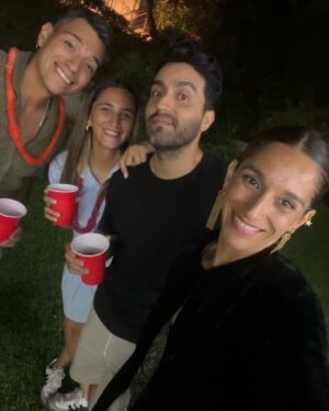 Lorena Capetillo Instagram - Primer día/primer mes 2025! 
Así que parto agradeciendo por TODO. Lo que gusto y lo que dolió.
Lo que valoro y lo que tengo que aprender a cuidar más.
Este es un nimio resumen de las fiestas que me llenaron el corazón de sereno. 
Y este nuevo comienzo que nos abra más el pecho para que aprendamos a recibir todo lo bueno y desechando todo lo que nos aparte del verdadero propósito de la vida, andemos el camino confiados de que todo nos ayuda a bien :) tengo ganas de este nuevo año :) Y espero que uds tb! Que las penas se las lleve el viento y nos deje su silencio donde el duelo interno y la aceptación todo lo sanan, que las alegrías nos envuelvan en risas que nos eleven día a día! Que andemos en equilibrio, ni lo uno ni lo otro, si no con sabiduría integrando…abrazando…detenernos cuando sea sabio, acelerar cuando haya que ser raudo…en fin…a la vida con mucho respeto ir escuchando…♥️
Fue un hermoso cierre de año 🙏🏼✨
Sintiendo este sereno…
Sonriendo este sereno…☺️✨
#Feliz2025 !!!!!