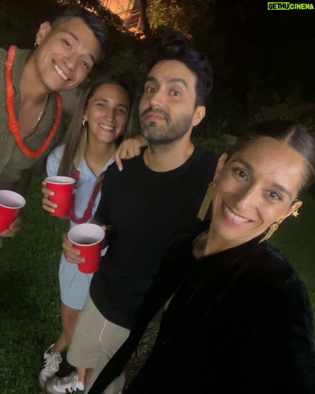Lorena Capetillo - 4K Likes - Primer día/primer mes 2025!
Así que parto agradeciendo por TODO. Lo que gusto y lo que dolió.
Lo que valoro y lo que tengo que aprender a cuidar más.
Este es un nimio resumen de las fiestas que me llenaron el corazón de sereno.
Y este nuevo comienzo que nos abra más el pecho para que aprendamos a recibir todo lo bueno y desechando todo lo que nos aparte del verdadero propósito de la vida, andemos el camino confiados de que todo nos ayuda a bien :) tengo ganas de este nuevo año :) Y espero que uds tb! Que las penas se las lleve el viento y nos deje su silencio donde el duelo interno y la aceptación todo lo sanan, que las alegrías nos envuelvan en risas que nos eleven día a día! Que andemos en equilibrio, ni lo uno ni lo otro, si no con sabiduría integrando…abrazando…detenernos cuando sea sabio, acelerar cuando haya que ser raudo…en fin…a la vida con mucho respeto ir escuchando…♥️
Fue un hermoso cierre de año 🙏🏼✨
Sintiendo este sereno…
Sonriendo este sereno…☺️✨
#Feliz2025 !!!!!
