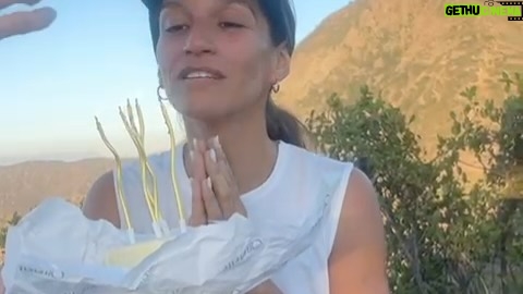 Lorena Capetillo - 6.8K Likes - Llevo 45 años sobre esta tierra, y como decía mi mamá y si siguiera los pasos de mi hermana, podría escribir un libro.
Me ha pasado de todo.
Pero tengo cuidado con esa frase porque tengo hambre de vida y quiero vivir muchos años más. Ojalá más de 100. Y bien vividos.
La vida/ palabra imposible de pronunciarla, sin saborearla.
Creo que vivir es apasionante.
Es un privilegio. Tenemos la bendición de poder venir acá, bajo el contexto que sea, y “hacerla”. Darle la vuelta la tortilla. Que si la vida t da limones, hacer limonada, sour y un pie de limón. Nada se da por sentado. Hay que decir te amo todos los días. Buenos días, buenas noches. Saludar en el ascensor. Abrazar al que llora. Contar nuestras vulnerabilidades. Rogar. Enfrentar. Definir. Flotar.
Esperar. Y este verbo me ha enseñado mucho estos últimos años. Es el verbo menos pasivo que existe. Y hay que hacerse de fuerza para ejercitarlo. Gracias por las esperas. Cuánto me han enseñado ante mis imprudencias y van forjando mi carácter; y he sido dura en algunos tramos para aprender, pero Dios siempre bueno en esta vida llena de sabiduría, siempre se las arregla para hacerme sorprender con dulzura y entender: que jamás tengo el control de nada y a la vez soy la artífice de hacer que las cosas tb sucedan. Que jamás estoy sola.
He llorado a gritos, amo la bendita rabia a la que he aprendido a darle lugar en mi vida para poner límites, he sentido frío, y he vuelto a sentir calor en el corazón.
Y quiero más. Mucho más. Me levanto y digo weon que suerte!!! Que privilegio poder venir a la tierra y VIVIR!!!
Y por eso celebro aquí la vida con uds. Sus vidas. Que sin ellas no podría existir la mía.
Es parte de lo que dije al soplar las velitas agradeciendo todo lo que he vivido estos días de celebraciones múltiples…y lo comparto con Uds porque, gracias por todos los mensajitos hermosos en este nuevo nacimiento!!! Me llegan al centro de corazón.
Soy feliz, MUY feliz. Con todo.
Feliz en estos 45 ☺️💖✨