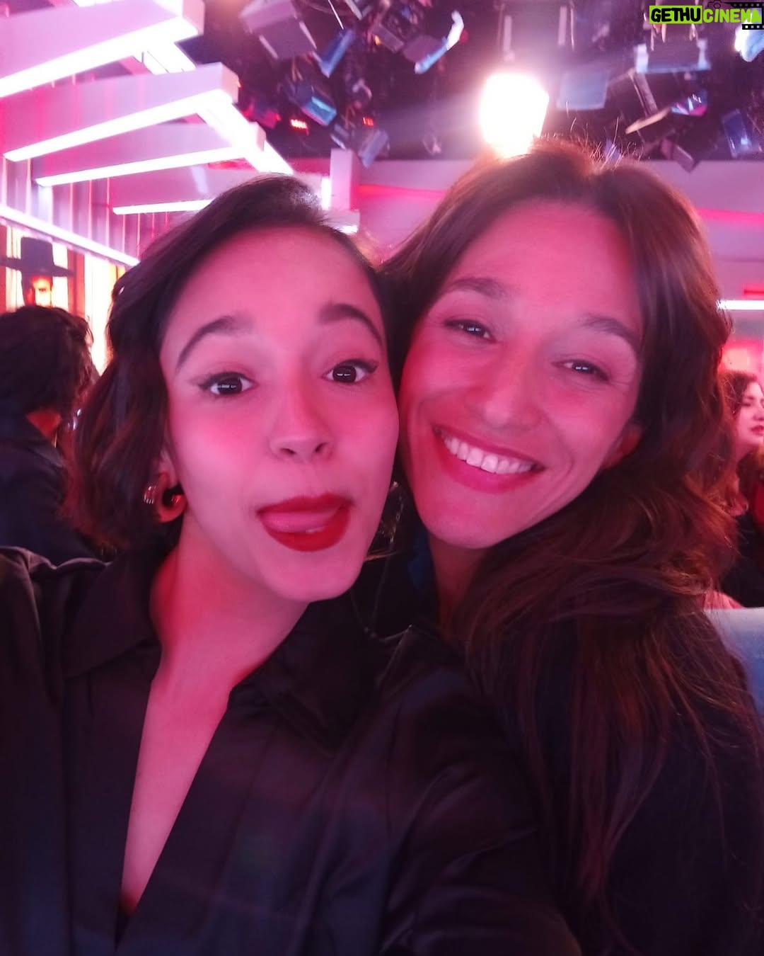 Lorena Capetillo - 3.2K Likes - Aquí, cuando viajamos en el tiempo al presente con la hija…
Que grandiosa es la @vaneperic / Actriz laboriosa, apasionada, persistente, comprometida, talentosa, risueña, ridícula y buena persona…cuando la vida hace regalos en el día a día ♥️✨☺️
Que bello personaje es la Violeta en El Señor de la Querencia, si o no..?