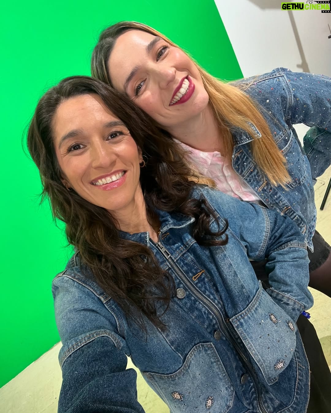 Lorena Capetillo - 1.8K Likes - Feliz Día Del Trabajador y trabajadora radial! ♥️📻
No es friday pero de la radio I’m in love :)
Hoy cumplo 14 años trabajando en la frecuencia modulada, un hogar de agua subterránea hermosa que me ha dado mucha vida, trabajando para servir, acompañar, conociendo a personas hermosas y viviendo grandes experiencias en las comunicaciones. Siempre GRACIAS a este noble medio por existir.
Espacio de profunda verdad.
Gracias a mi partner in love in the reidio @arabodenhofer por construir juntas, por vivir y respirar radio, eres la mejor compañera, generosa de alma y corazón, gracias por trabajar con dedicación para la audiencia, eres una seca, llena de ganas y profesionalismo, con gran destreza lo das todo, te admiro profundamente, gracias por enseñarme el camino de la risa día a día, y seguir comunicando e informando arte y cultura en nuestra querida casa radial @radio_13c 🧡
Gracias al equipo entero por hacer posible cada momento al aire día a día :)
Feliz día a todxs los profesionales que se entregan día a día en esta misión y labor tan llena de propósito ✨
Gracias a uds, por sintonizarnos ✨
Gracias a AUDIOTECHNICA por ser parte de esta aventura y acompañarnos en nuestras grabaciones, podcast y radioteatro ✨
Solo gracias a la vida, que me ha dado tanta radio 💖
Les esperamos de lunes a viernes, de 5 a 6 pm en el 102.1 en nuestro programa “F A N A T I C A S” .
Nos sintonizamos el lunes!!!
#DiaDelTrabajadorRadial #Radio #FM #AM