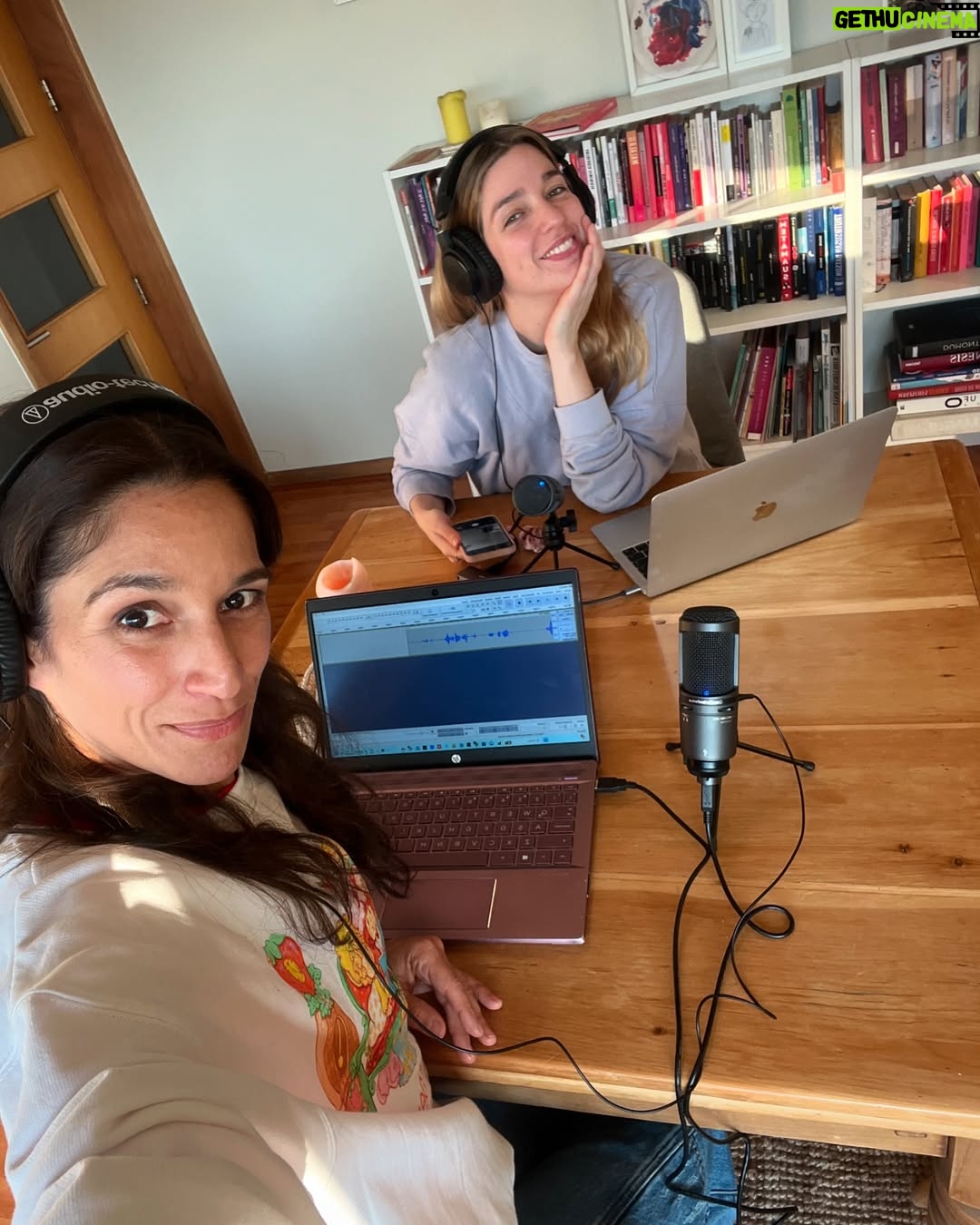 Lorena Capetillo - 1.8K Likes - Feliz Día Del Trabajador y trabajadora radial! ♥️📻
No es friday pero de la radio I’m in love :)
Hoy cumplo 14 años trabajando en la frecuencia modulada, un hogar de agua subterránea hermosa que me ha dado mucha vida, trabajando para servir, acompañar, conociendo a personas hermosas y viviendo grandes experiencias en las comunicaciones. Siempre GRACIAS a este noble medio por existir.
Espacio de profunda verdad.
Gracias a mi partner in love in the reidio @arabodenhofer por construir juntas, por vivir y respirar radio, eres la mejor compañera, generosa de alma y corazón, gracias por trabajar con dedicación para la audiencia, eres una seca, llena de ganas y profesionalismo, con gran destreza lo das todo, te admiro profundamente, gracias por enseñarme el camino de la risa día a día, y seguir comunicando e informando arte y cultura en nuestra querida casa radial @radio_13c 🧡
Gracias al equipo entero por hacer posible cada momento al aire día a día :)
Feliz día a todxs los profesionales que se entregan día a día en esta misión y labor tan llena de propósito ✨
Gracias a uds, por sintonizarnos ✨
Gracias a AUDIOTECHNICA por ser parte de esta aventura y acompañarnos en nuestras grabaciones, podcast y radioteatro ✨
Solo gracias a la vida, que me ha dado tanta radio 💖
Les esperamos de lunes a viernes, de 5 a 6 pm en el 102.1 en nuestro programa “F A N A T I C A S” .
Nos sintonizamos el lunes!!!
#DiaDelTrabajadorRadial #Radio #FM #AM