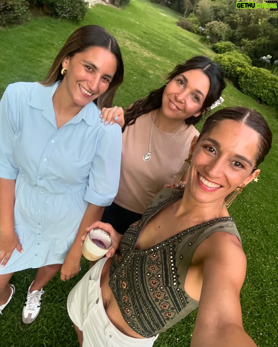 Lorena Capetillo - 4K Likes - Primer día/primer mes 2025!
Así que parto agradeciendo por TODO. Lo que gusto y lo que dolió.
Lo que valoro y lo que tengo que aprender a cuidar más.
Este es un nimio resumen de las fiestas que me llenaron el corazón de sereno.
Y este nuevo comienzo que nos abra más el pecho para que aprendamos a recibir todo lo bueno y desechando todo lo que nos aparte del verdadero propósito de la vida, andemos el camino confiados de que todo nos ayuda a bien :) tengo ganas de este nuevo año :) Y espero que uds tb! Que las penas se las lleve el viento y nos deje su silencio donde el duelo interno y la aceptación todo lo sanan, que las alegrías nos envuelvan en risas que nos eleven día a día! Que andemos en equilibrio, ni lo uno ni lo otro, si no con sabiduría integrando…abrazando…detenernos cuando sea sabio, acelerar cuando haya que ser raudo…en fin…a la vida con mucho respeto ir escuchando…♥️
Fue un hermoso cierre de año 🙏🏼✨
Sintiendo este sereno…
Sonriendo este sereno…☺️✨
#Feliz2025 !!!!!