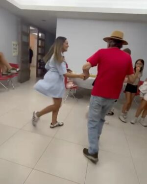 Lorena Capetillo Instagram - Primer día/primer mes 2025! 
Así que parto agradeciendo por TODO. Lo que gusto y lo que dolió.
Lo que valoro y lo que tengo que aprender a cuidar más.
Este es un nimio resumen de las fiestas que me llenaron el corazón de sereno. 
Y este nuevo comienzo que nos abra más el pecho para que aprendamos a recibir todo lo bueno y desechando todo lo que nos aparte del verdadero propósito de la vida, andemos el camino confiados de que todo nos ayuda a bien :) tengo ganas de este nuevo año :) Y espero que uds tb! Que las penas se las lleve el viento y nos deje su silencio donde el duelo interno y la aceptación todo lo sanan, que las alegrías nos envuelvan en risas que nos eleven día a día! Que andemos en equilibrio, ni lo uno ni lo otro, si no con sabiduría integrando…abrazando…detenernos cuando sea sabio, acelerar cuando haya que ser raudo…en fin…a la vida con mucho respeto ir escuchando…♥️
Fue un hermoso cierre de año 🙏🏼✨
Sintiendo este sereno…
Sonriendo este sereno…☺️✨
#Feliz2025 !!!!!