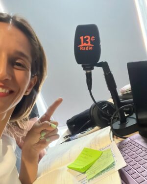Lorena Capetillo Instagram - Feliz Día Del Trabajador y trabajadora radial! ♥️📻 
No es friday pero de la radio I’m in love :)
Hoy cumplo 14 años trabajando en la frecuencia modulada, un hogar de agua subterránea hermosa que me ha dado mucha vida, trabajando para servir, acompañar, conociendo a personas hermosas y viviendo grandes experiencias en las comunicaciones. Siempre GRACIAS a este noble medio por existir.
Espacio de profunda verdad.
Gracias a mi partner in love in the reidio @arabodenhofer por construir juntas, por vivir y respirar radio, eres la mejor compañera, generosa de alma y corazón, gracias por trabajar con dedicación para la audiencia, eres una seca, llena de ganas y profesionalismo, con gran destreza lo das todo, te admiro profundamente, gracias por enseñarme el camino de la risa día a día, y seguir comunicando e informando arte y cultura en nuestra querida casa radial @radio_13c 🧡
Gracias al equipo entero por hacer posible cada momento al aire día a día :) 
Feliz día a todxs los profesionales que se entregan día a día en esta misión y labor tan llena de propósito ✨
Gracias a uds, por sintonizarnos ✨
Gracias a AUDIOTECHNICA por ser parte de esta aventura y acompañarnos en nuestras grabaciones, podcast y radioteatro ✨
Solo gracias a la vida, que me ha dado tanta radio 💖
Les esperamos de lunes a viernes, de 5 a 6 pm en el 102.1  en nuestro programa “F A N A T I C A S” .
Nos sintonizamos el lunes!!!
#DiaDelTrabajadorRadial #Radio #FM #AM