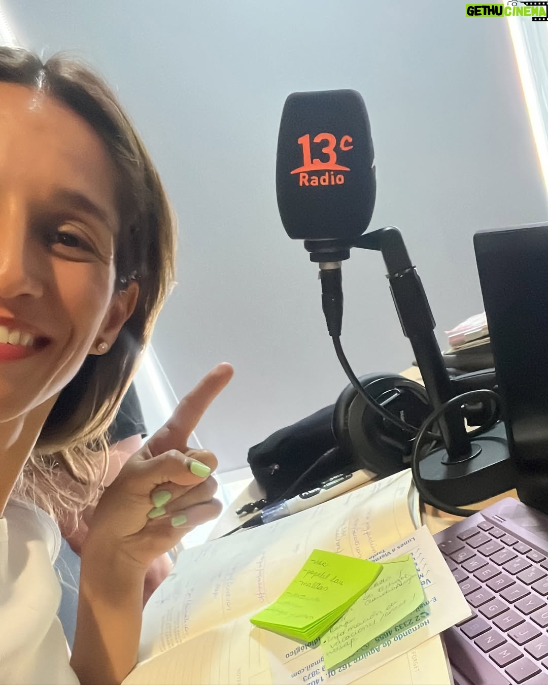 Lorena Capetillo - 1.8K Likes - Feliz Día Del Trabajador y trabajadora radial! ♥️📻
No es friday pero de la radio I’m in love :)
Hoy cumplo 14 años trabajando en la frecuencia modulada, un hogar de agua subterránea hermosa que me ha dado mucha vida, trabajando para servir, acompañar, conociendo a personas hermosas y viviendo grandes experiencias en las comunicaciones. Siempre GRACIAS a este noble medio por existir.
Espacio de profunda verdad.
Gracias a mi partner in love in the reidio @arabodenhofer por construir juntas, por vivir y respirar radio, eres la mejor compañera, generosa de alma y corazón, gracias por trabajar con dedicación para la audiencia, eres una seca, llena de ganas y profesionalismo, con gran destreza lo das todo, te admiro profundamente, gracias por enseñarme el camino de la risa día a día, y seguir comunicando e informando arte y cultura en nuestra querida casa radial @radio_13c 🧡
Gracias al equipo entero por hacer posible cada momento al aire día a día :)
Feliz día a todxs los profesionales que se entregan día a día en esta misión y labor tan llena de propósito ✨
Gracias a uds, por sintonizarnos ✨
Gracias a AUDIOTECHNICA por ser parte de esta aventura y acompañarnos en nuestras grabaciones, podcast y radioteatro ✨
Solo gracias a la vida, que me ha dado tanta radio 💖
Les esperamos de lunes a viernes, de 5 a 6 pm en el 102.1 en nuestro programa “F A N A T I C A S” .
Nos sintonizamos el lunes!!!
#DiaDelTrabajadorRadial #Radio #FM #AM
