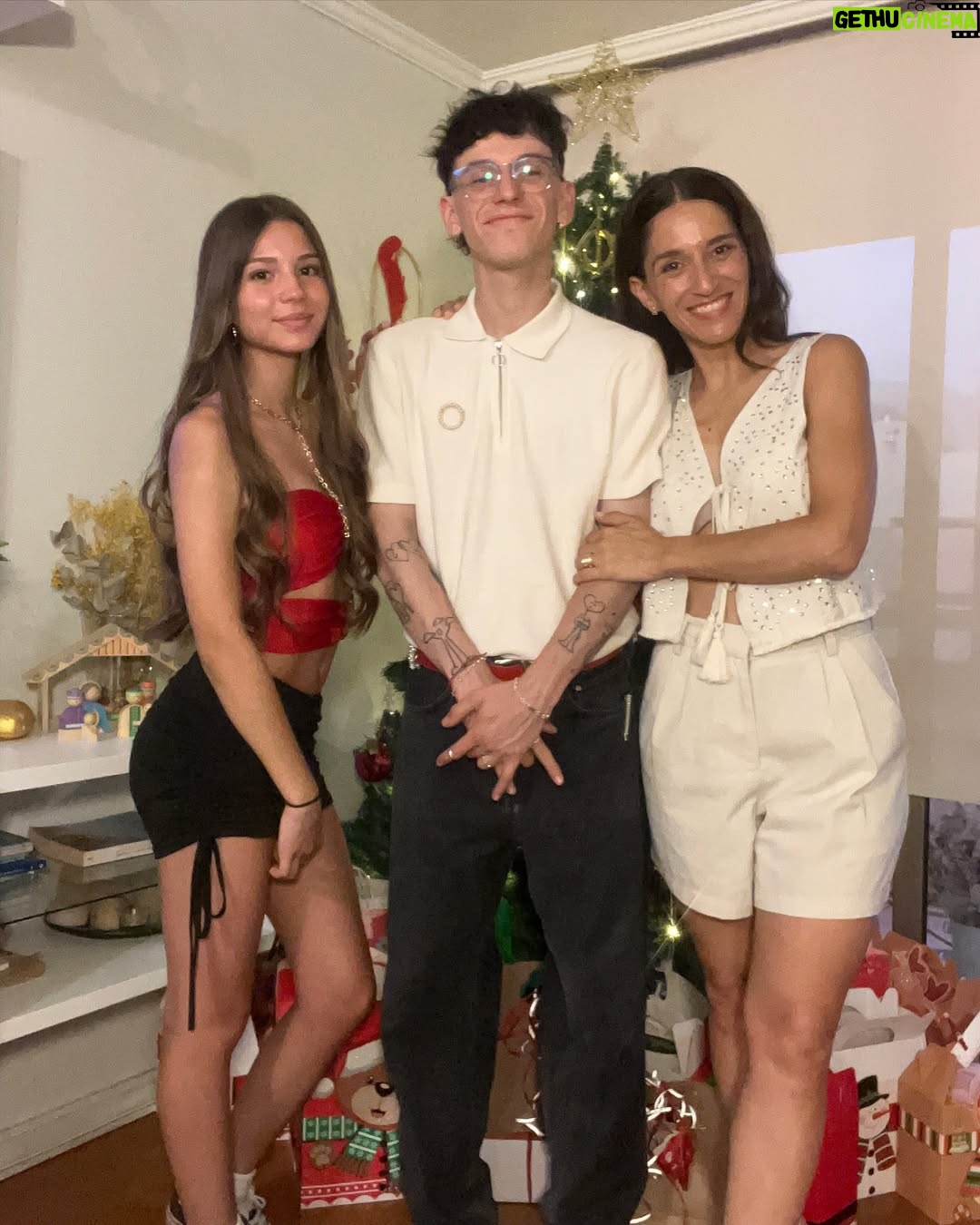 Lorena Capetillo - 4K Likes - Primer día/primer mes 2025!
Así que parto agradeciendo por TODO. Lo que gusto y lo que dolió.
Lo que valoro y lo que tengo que aprender a cuidar más.
Este es un nimio resumen de las fiestas que me llenaron el corazón de sereno.
Y este nuevo comienzo que nos abra más el pecho para que aprendamos a recibir todo lo bueno y desechando todo lo que nos aparte del verdadero propósito de la vida, andemos el camino confiados de que todo nos ayuda a bien :) tengo ganas de este nuevo año :) Y espero que uds tb! Que las penas se las lleve el viento y nos deje su silencio donde el duelo interno y la aceptación todo lo sanan, que las alegrías nos envuelvan en risas que nos eleven día a día! Que andemos en equilibrio, ni lo uno ni lo otro, si no con sabiduría integrando…abrazando…detenernos cuando sea sabio, acelerar cuando haya que ser raudo…en fin…a la vida con mucho respeto ir escuchando…♥️
Fue un hermoso cierre de año 🙏🏼✨
Sintiendo este sereno…
Sonriendo este sereno…☺️✨
#Feliz2025 !!!!!