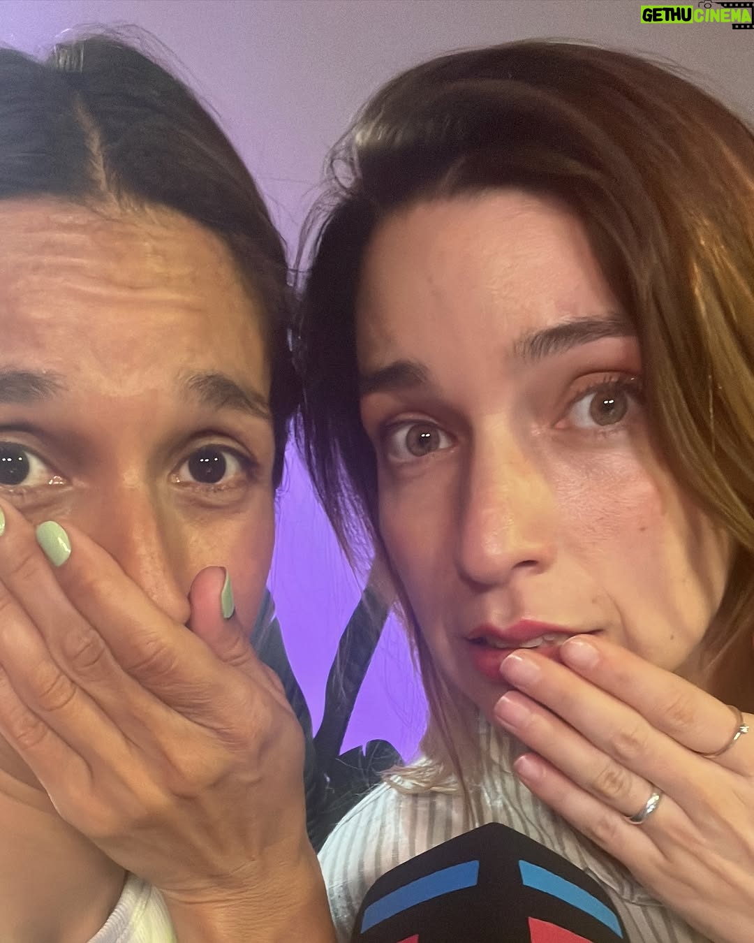 Lorena Capetillo - 1.8K Likes - Feliz Día Del Trabajador y trabajadora radial! ♥️📻
No es friday pero de la radio I’m in love :)
Hoy cumplo 14 años trabajando en la frecuencia modulada, un hogar de agua subterránea hermosa que me ha dado mucha vida, trabajando para servir, acompañar, conociendo a personas hermosas y viviendo grandes experiencias en las comunicaciones. Siempre GRACIAS a este noble medio por existir.
Espacio de profunda verdad.
Gracias a mi partner in love in the reidio @arabodenhofer por construir juntas, por vivir y respirar radio, eres la mejor compañera, generosa de alma y corazón, gracias por trabajar con dedicación para la audiencia, eres una seca, llena de ganas y profesionalismo, con gran destreza lo das todo, te admiro profundamente, gracias por enseñarme el camino de la risa día a día, y seguir comunicando e informando arte y cultura en nuestra querida casa radial @radio_13c 🧡
Gracias al equipo entero por hacer posible cada momento al aire día a día :)
Feliz día a todxs los profesionales que se entregan día a día en esta misión y labor tan llena de propósito ✨
Gracias a uds, por sintonizarnos ✨
Gracias a AUDIOTECHNICA por ser parte de esta aventura y acompañarnos en nuestras grabaciones, podcast y radioteatro ✨
Solo gracias a la vida, que me ha dado tanta radio 💖
Les esperamos de lunes a viernes, de 5 a 6 pm en el 102.1 en nuestro programa “F A N A T I C A S” .
Nos sintonizamos el lunes!!!
#DiaDelTrabajadorRadial #Radio #FM #AM