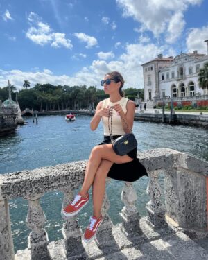 Lorena Capetillo Instagram - Días sin calendario. 
Hemos estado paseando por calles bien bulliciosas, y por otras muy quietas. Museos, castillos, playas, galerías de ropa usada…les dejé un dato muy bonito en las historias, para que lo disfruten! Lo que más valoro: viajar en familia, creo que es un tesoro. Amo poder acumular recuerdos en el corazón! 
🌊 
#vacaciones #familia #amor #playa  #SunnyIsles #MiamiMeLoConfirmo
#DiaDeLaFelicidadAtrasado pero siempre celebrado!