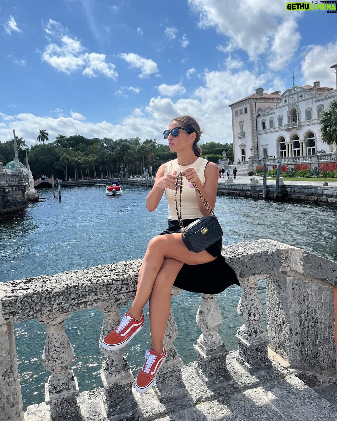 Lorena Capetillo - 4.1K Likes - Días sin calendario.
Hemos estado paseando por calles bien bulliciosas, y por otras muy quietas. Museos, castillos, playas, galerías de ropa usada…les dejé un dato muy bonito en las historias, para que lo disfruten! Lo que más valoro: viajar en familia, creo que es un tesoro. Amo poder acumular recuerdos en el corazón!
🌊
#vacaciones #familia #amor #playa #SunnyIsles #MiamiMeLoConfirmo
#DiaDeLaFelicidadAtrasado pero siempre celebrado!