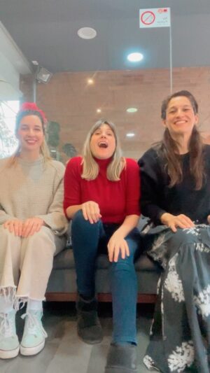 Lorena Capetillo Instagram - MUJERES @radio_13c 🧡 les esperamos cada día en el 102.1 !!!
La Vero de lunes a viernes de 10 am a 12pm en “CANCIONERO”
Y la Ari et moi, de lunes a viernes entre 7 y 8 pm sintonízanos en “FANATICAS” 

@arabodenhofer 
@verocalabi 

#Mujeres #LocutorasDelLov