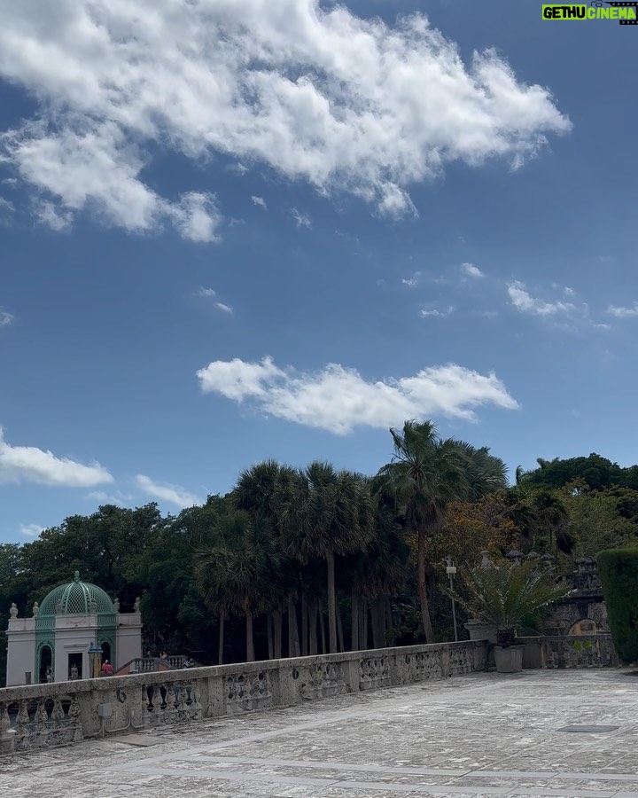 Lorena Capetillo - 4.1K Likes - Días sin calendario.
Hemos estado paseando por calles bien bulliciosas, y por otras muy quietas. Museos, castillos, playas, galerías de ropa usada…les dejé un dato muy bonito en las historias, para que lo disfruten! Lo que más valoro: viajar en familia, creo que es un tesoro. Amo poder acumular recuerdos en el corazón!
🌊
#vacaciones #familia #amor #playa #SunnyIsles #MiamiMeLoConfirmo
#DiaDeLaFelicidadAtrasado pero siempre celebrado!
