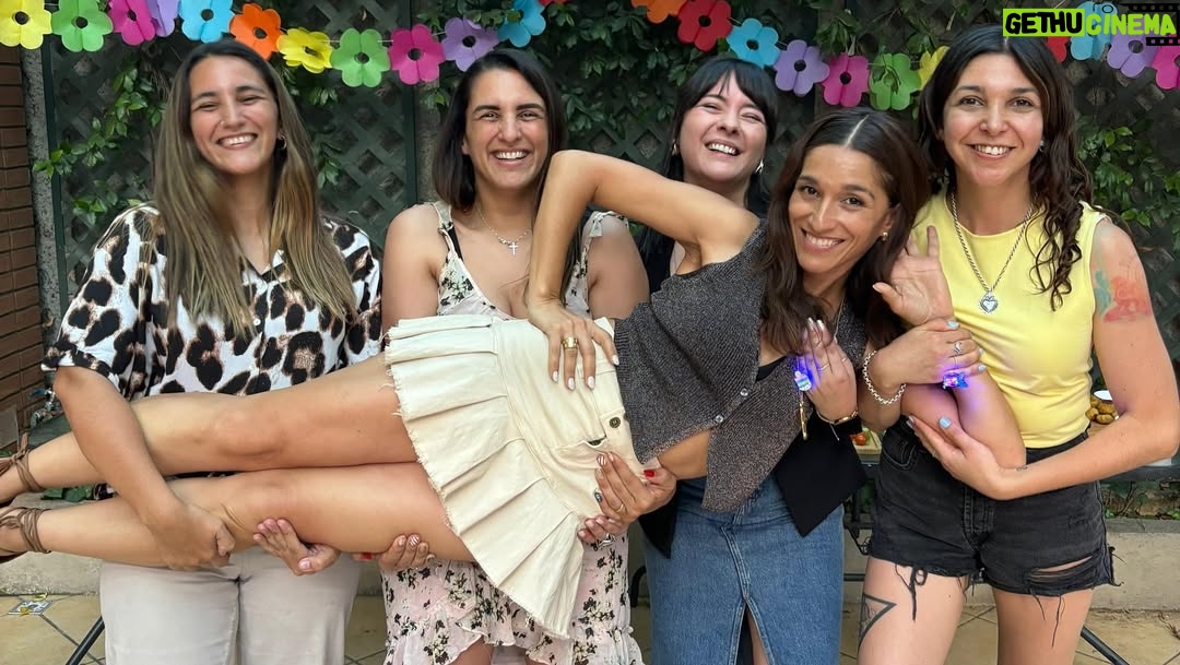 Lorena Capetillo - 6.8K Likes - Llevo 45 años sobre esta tierra, y como decía mi mamá y si siguiera los pasos de mi hermana, podría escribir un libro.
Me ha pasado de todo.
Pero tengo cuidado con esa frase porque tengo hambre de vida y quiero vivir muchos años más. Ojalá más de 100. Y bien vividos.
La vida/ palabra imposible de pronunciarla, sin saborearla.
Creo que vivir es apasionante.
Es un privilegio. Tenemos la bendición de poder venir acá, bajo el contexto que sea, y “hacerla”. Darle la vuelta la tortilla. Que si la vida t da limones, hacer limonada, sour y un pie de limón. Nada se da por sentado. Hay que decir te amo todos los días. Buenos días, buenas noches. Saludar en el ascensor. Abrazar al que llora. Contar nuestras vulnerabilidades. Rogar. Enfrentar. Definir. Flotar.
Esperar. Y este verbo me ha enseñado mucho estos últimos años. Es el verbo menos pasivo que existe. Y hay que hacerse de fuerza para ejercitarlo. Gracias por las esperas. Cuánto me han enseñado ante mis imprudencias y van forjando mi carácter; y he sido dura en algunos tramos para aprender, pero Dios siempre bueno en esta vida llena de sabiduría, siempre se las arregla para hacerme sorprender con dulzura y entender: que jamás tengo el control de nada y a la vez soy la artífice de hacer que las cosas tb sucedan. Que jamás estoy sola.
He llorado a gritos, amo la bendita rabia a la que he aprendido a darle lugar en mi vida para poner límites, he sentido frío, y he vuelto a sentir calor en el corazón.
Y quiero más. Mucho más. Me levanto y digo weon que suerte!!! Que privilegio poder venir a la tierra y VIVIR!!!
Y por eso celebro aquí la vida con uds. Sus vidas. Que sin ellas no podría existir la mía.
Es parte de lo que dije al soplar las velitas agradeciendo todo lo que he vivido estos días de celebraciones múltiples…y lo comparto con Uds porque, gracias por todos los mensajitos hermosos en este nuevo nacimiento!!! Me llegan al centro de corazón.
Soy feliz, MUY feliz. Con todo.
Feliz en estos 45 ☺️💖✨