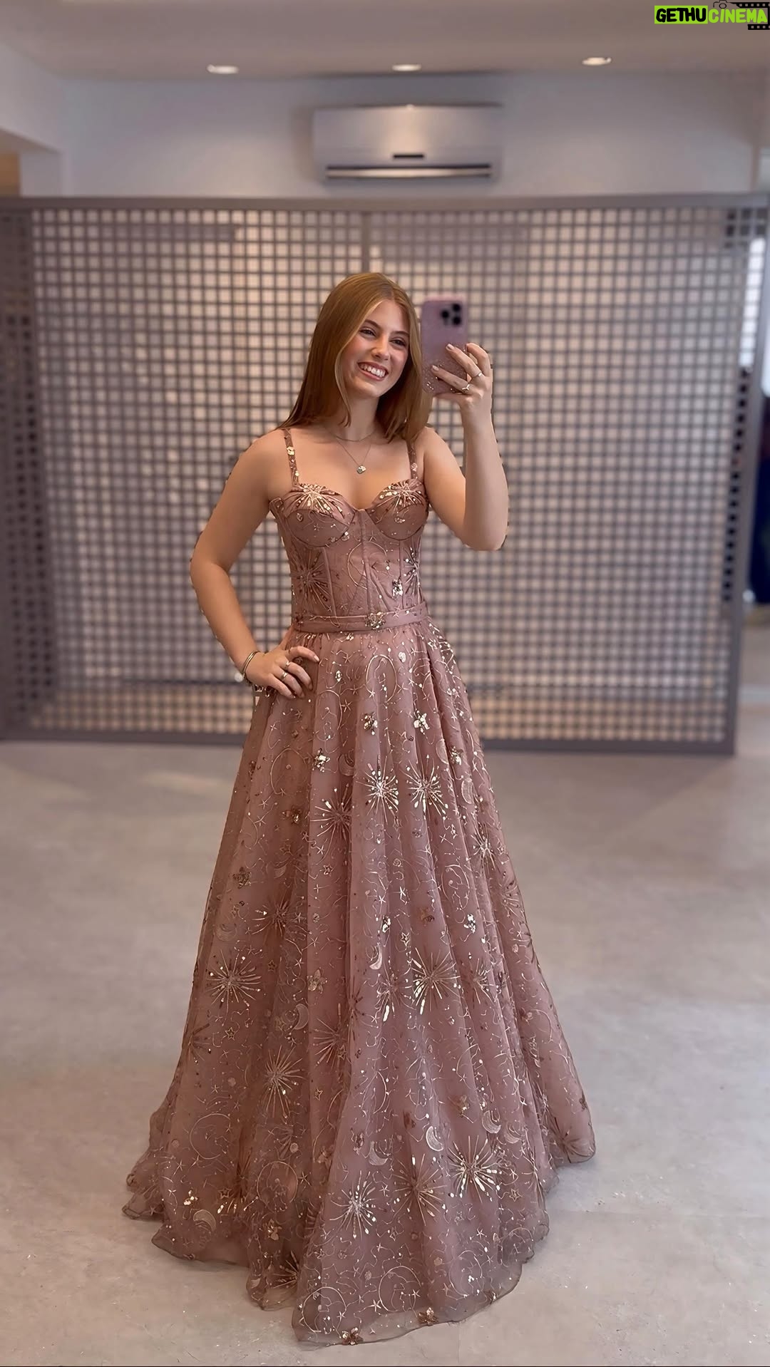 Lorena Queiroz - 76.6K Likes - Vem escolher meu vestido pra festa da Luluca na Fethie 💗