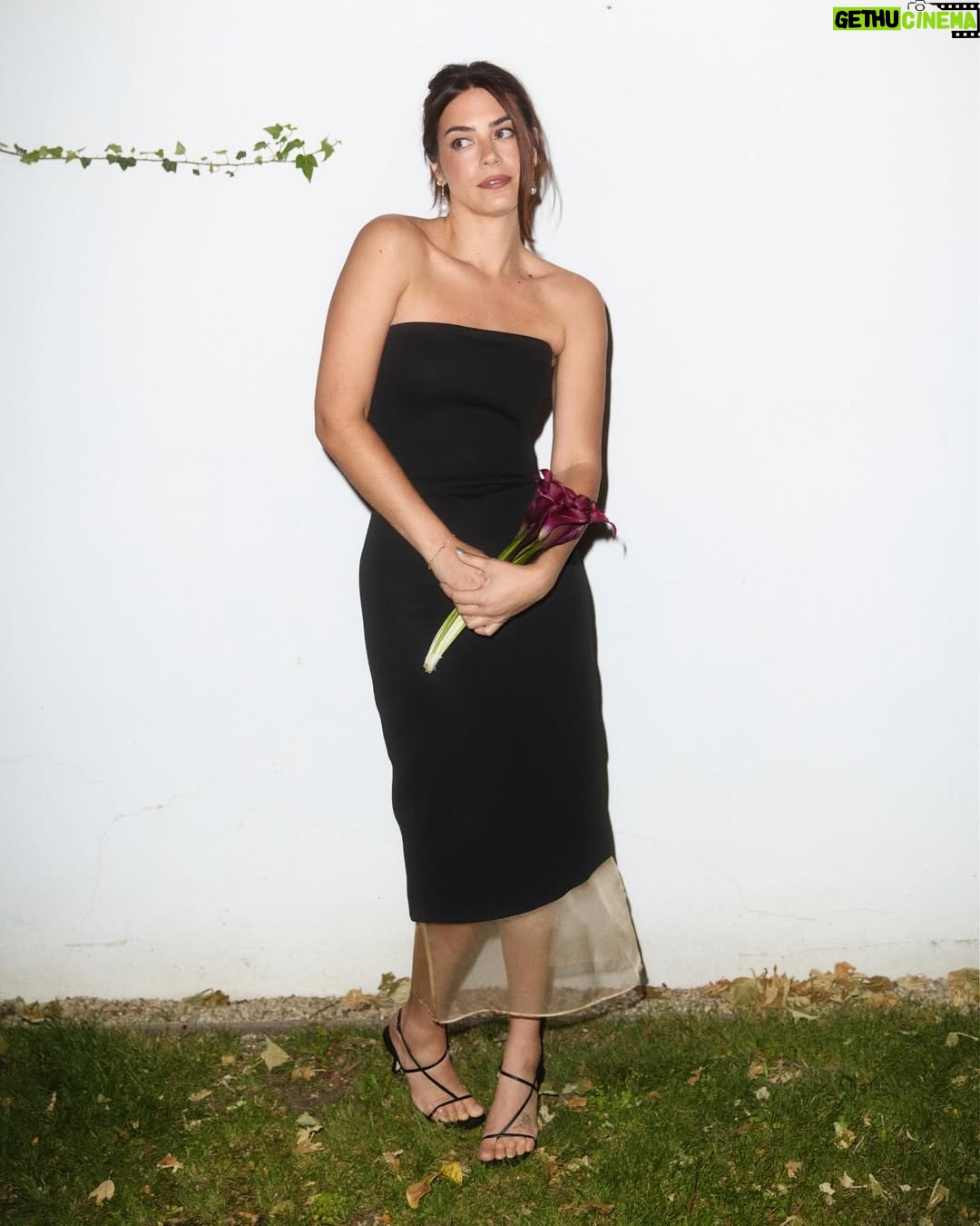Lorenza Izzo - 4.2K Likes - Got dolled up to celebrate the @hacks fam 💅🏼 Tremenda noche celebrando la cuarta temporada 🥂 with 📷 @adamcorbettstudio