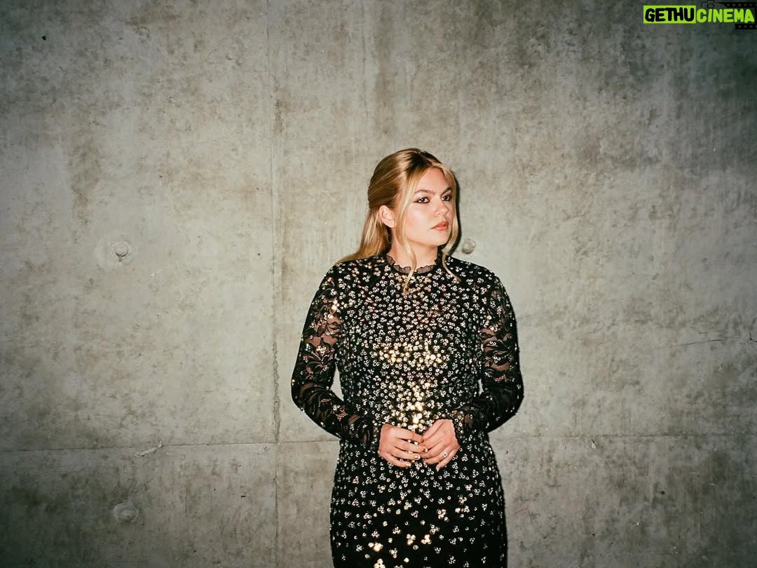 Louane Emera - 47.9K Likes - Je redescends à peine de mon petit nuage.
Je n’arrive pas à croire que ce moment ne soit pas un rêve.
La chanson vous appartient à présent, et j’espère qu’elle vous touchera autant que nous lorsqu’on l’a écrite en studio avec Tristan ♥️
Merci de me suivre dans mes aventures complètements folles et d’être toujours là.
Je suis si reconnaissante de pouvoir vivre tout ça.
Je vous aime de tout mon cœur ❤️
I’m only just coming down from my little cloud.
I can’t believe this moment isn’t just a dream.
The song belongs to you now, and I hope it touches you as much as it did us when we wrote it in the studio with Tristan. ♥️
Thank you for following me on my completely crazy adventures and for always being there.
I’m so grateful to be able to live all of this.
I love you with all my heart. ❤️
Merci @stadefrance @francerugby et toutes vos équipes extraordinaires ♥️
Merci à toute l’équipe @rabanne et @juliendossena je me suis sentie comme une fée ✨
Merci @alecredde @alexbouchou @ludohurel @mister12points @valencakfred Q et toutes les équipes de @france.tv
Merci @oliviernusse @geayguenael @universalmusicfrance @islanddefjam @jimzelechowski @romain_lecq @maud_argentin @romain_constant @julesbzs et toute l’équipe ♥️
Merci @teckoff_off la meilleure équipe du monde ♥️
Merci @onlyprogroup et @naymrb ♥️♥️♥️
Merci @josephdimarco t’es mon gars sur ♥️
Merci @jadegasset_ ♥️♥️♥️
Merci à mes fées @rudymarmet @siwarcheiakh @lisamchlik @milarunser @alicoque_ @thescar.lab et évidement @lyana_kantsalieva t’étais dans mon cœur à chaque instants ♥️
📸 @milarunser