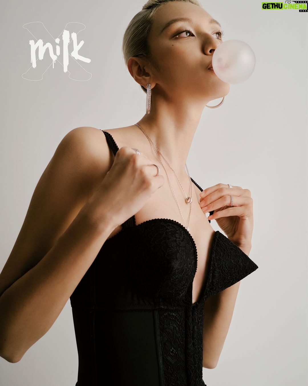 Louise Wong - 7.7K Likes - MILK X MAR DIGITAL COVER🖤🤍♋️
@milkxhk #milkxhk #milkxdigitalcover
direction & styling @nananacchi
photography @tmt.t
photographer assistant @wuhosun
makeup @melodychiumakeup
hair @kolen128
interview @augu8tleung
jewellery @boucheron
wardrobe @louisvuitton @dior @dolcegabbana @ralphlauren