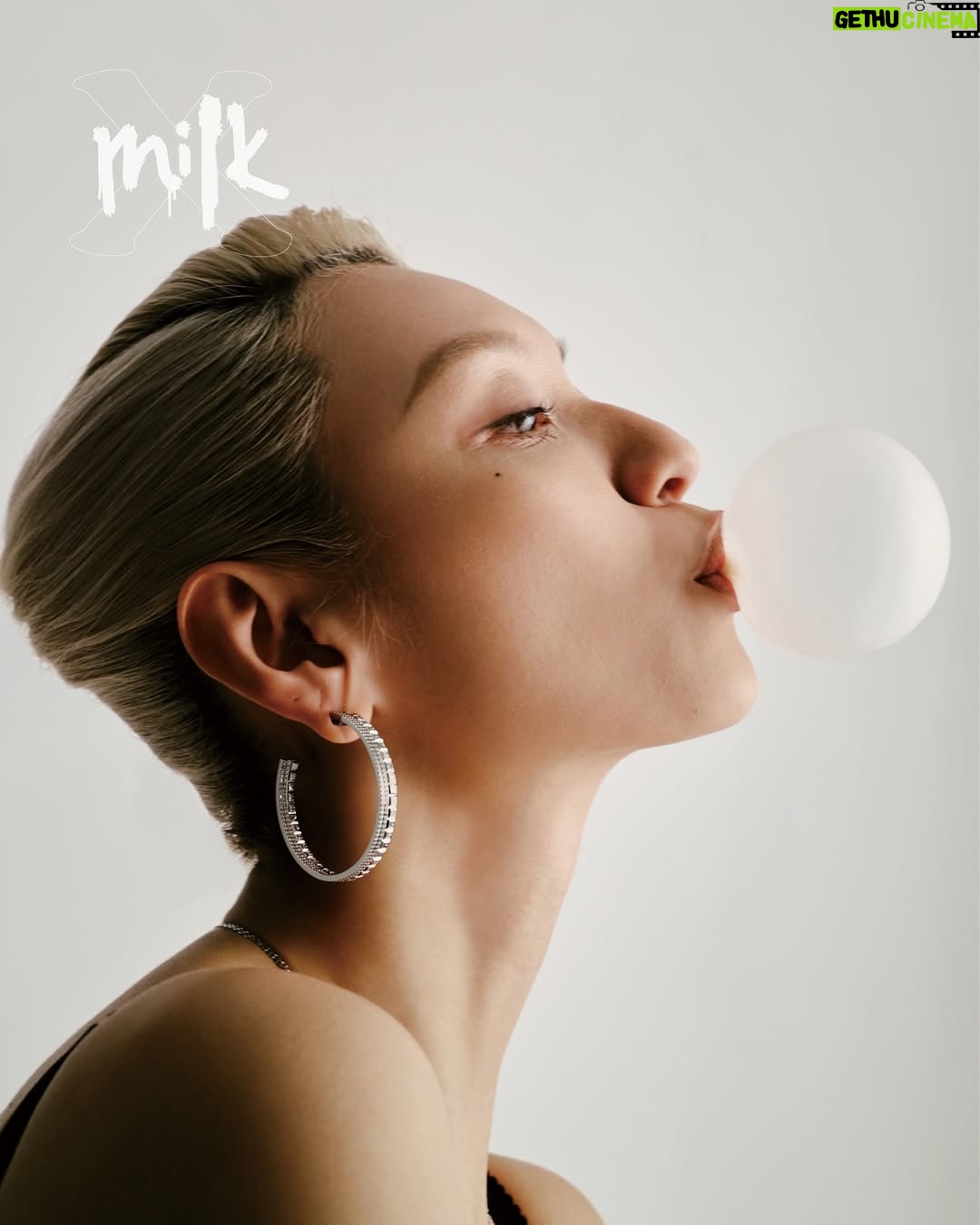 Louise Wong - 7.7K Likes - MILK X MAR DIGITAL COVER🖤🤍♋️
@milkxhk #milkxhk #milkxdigitalcover
direction & styling @nananacchi
photography @tmt.t
photographer assistant @wuhosun
makeup @melodychiumakeup
hair @kolen128
interview @augu8tleung
jewellery @boucheron
wardrobe @louisvuitton @dior @dolcegabbana @ralphlauren