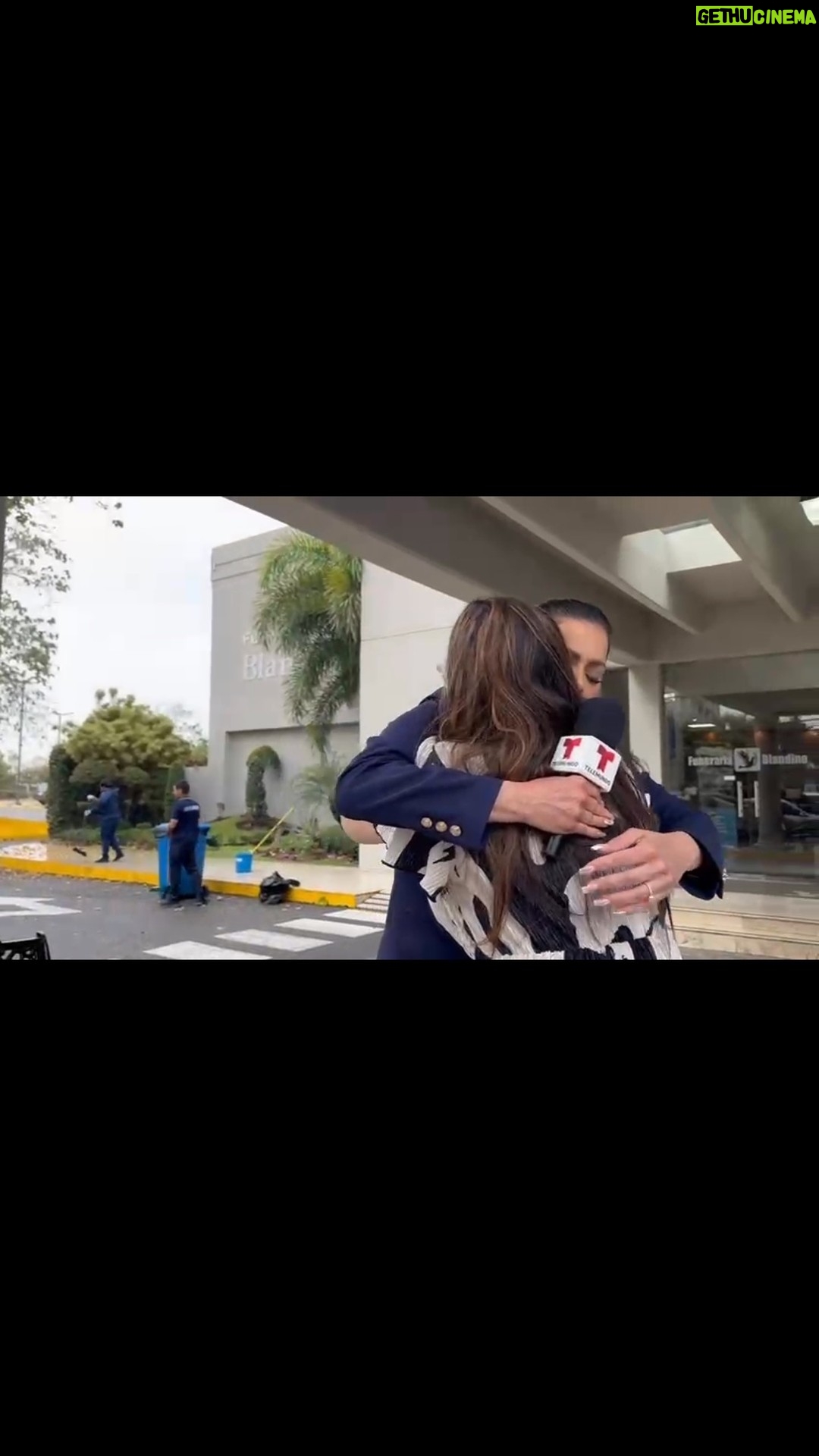 Lourdes Stephen - 48K Likes - Exclusivo: Captamos la llegada de #ZulinkaPerez, la hija de #RubbyPérez, a la funeraria.
Compartimos el abrazo de un pueblo a la hija que comparte este momento tan triste con los fanáticos de su padre a través de @lourdesstephen para @telemundo.
No te pierdas la cobertura completa y lo último sobre la tragedia de la discoteca #JetSet de República Dominicana en @hoydia @encasacontelemundo @lamesacaliente @alrojovivo