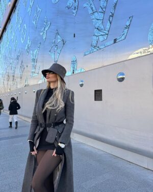 Luana Vjollca Instagram - Il n’y a qu’un seul bonheur dans la vie : aimer et être aimé.