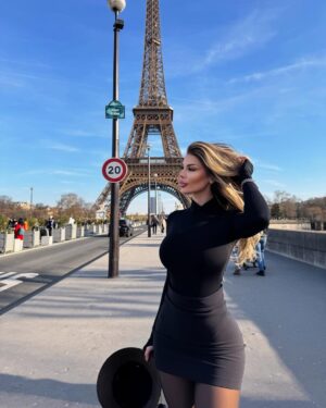 Luana Vjollca Instagram - Il n’y a qu’un seul bonheur dans la vie : aimer et être aimé.