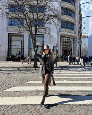 Luana Vjollca Instagram - Il n’y a qu’un seul bonheur dans la vie : aimer et être aimé.