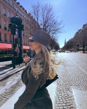 Luana Vjollca Instagram - Il n’y a qu’un seul bonheur dans la vie : aimer et être aimé.