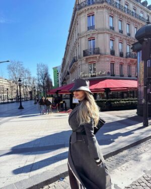 Luana Vjollca Instagram - Il n’y a qu’un seul bonheur dans la vie : aimer et être aimé.