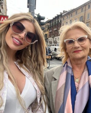 Luana Vjollca Instagram - Gezuar Ditelindjen Mam, bab, frymezim, best friend, jet! Mundohem cdo dite te te kthej sadopak cdo sakrifice qe ke bere per ne por e di qe nuk do te te arrij dot kurre. Cuni jot, e vogla jote e jep jeten per ty. 💜