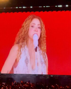 Luciana Sismondi Instagram - Escucho a @shakira desde niña y he cantado todas sus canciones, coleccionado cada álbum y por fin se me hizo verla en México con mis amigas!!!
Larga vida a esa música con las que nos identificamos en cada etapa de la vida, que nos pone la piel chinita y nos hace vibrar. 💓