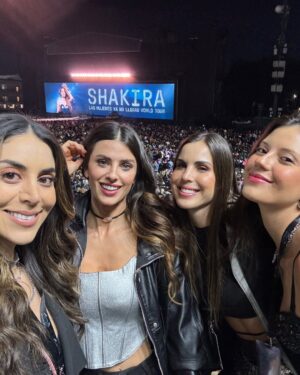 Luciana Sismondi Instagram - Escucho a @shakira desde niña y he cantado todas sus canciones, coleccionado cada álbum y por fin se me hizo verla en México con mis amigas!!!
Larga vida a esa música con las que nos identificamos en cada etapa de la vida, que nos pone la piel chinita y nos hace vibrar. 💓