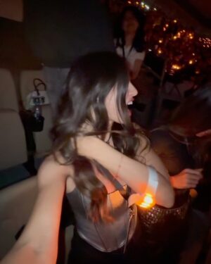 Luciana Sismondi Instagram - Escucho a @shakira desde niña y he cantado todas sus canciones, coleccionado cada álbum y por fin se me hizo verla en México con mis amigas!!!
Larga vida a esa música con las que nos identificamos en cada etapa de la vida, que nos pone la piel chinita y nos hace vibrar. 💓